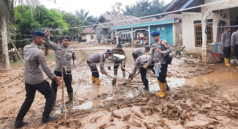 Satbrimob Polda Jambi Sigap Bantu Warga Terdampak Banjir di Sarolangun